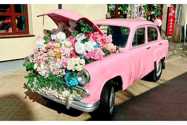 Фотозона с розовым авто в Барановичах: как оргтехника помогает создавать вирусный контент
